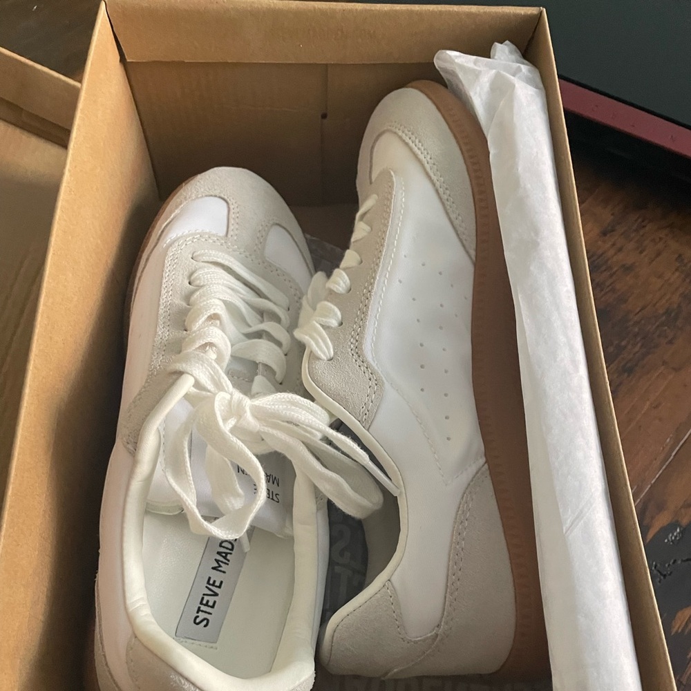Steve Madden
Women's Duo Low-Profile Lace-Up Sneakers white